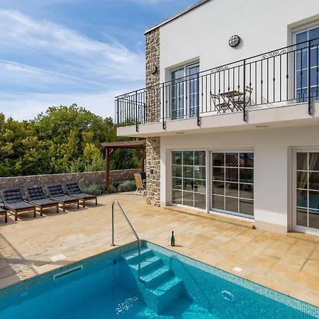 3 Bedroom Stunning In Holiday home Kornic
