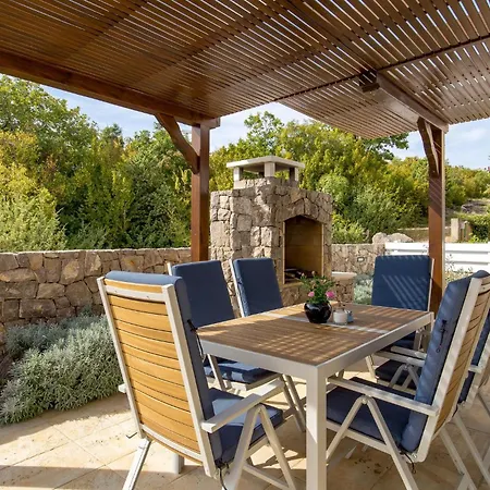 3 Bedroom Stunning In *