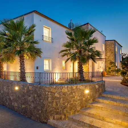 3 Bedroom Stunning In *